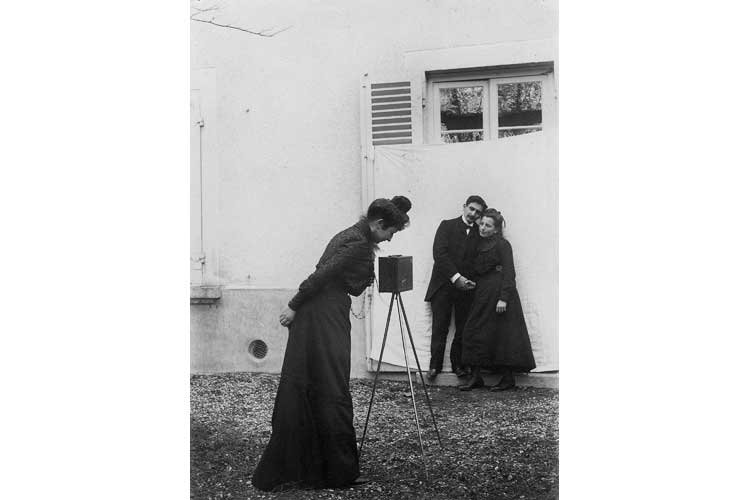 Autore non identificato Fotografa che guarda linquadratura mentre ritrae una giovane coppia 1902 fotografia Collezione Favrod Raccolte museali Fratelli Alinari Firenze 5.jpg