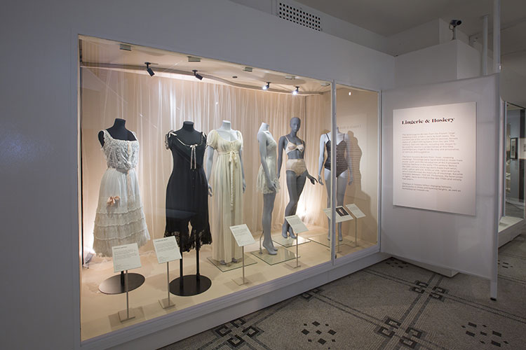 La storia della lingerie dal 1700 ad oggi in mostra al Victoria and Albert Museum di Londra28MAG16 5